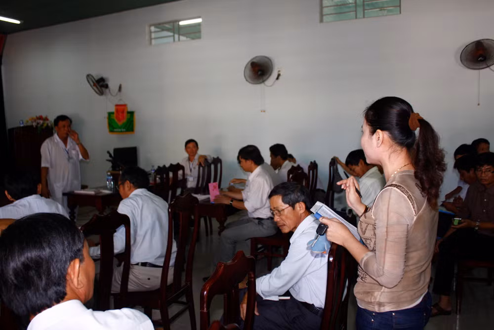 Chị Thủy chấn vấn lãnh đạo Trung tâm Y tế về các sai phạm của ông Đạo