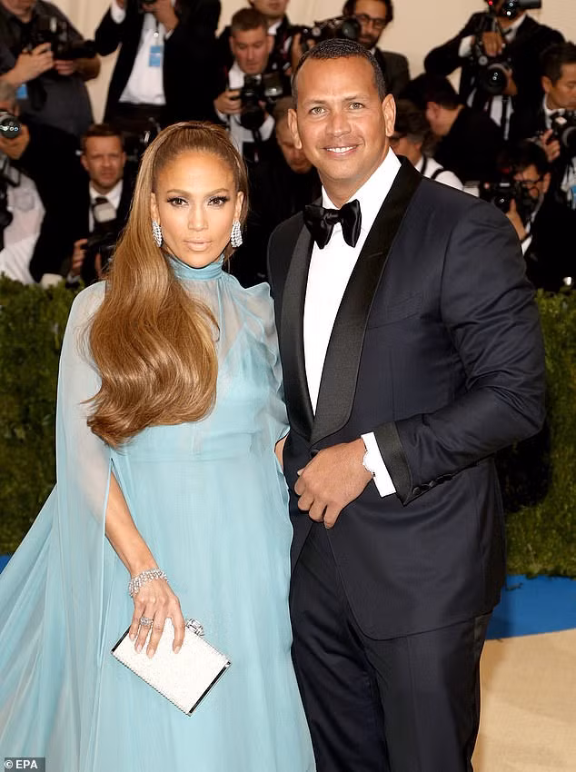 Jennifer Lopez chia sẻ khoảnh khắc bạn trai quỳ cầu hôn trên bãi biển ảnh 8