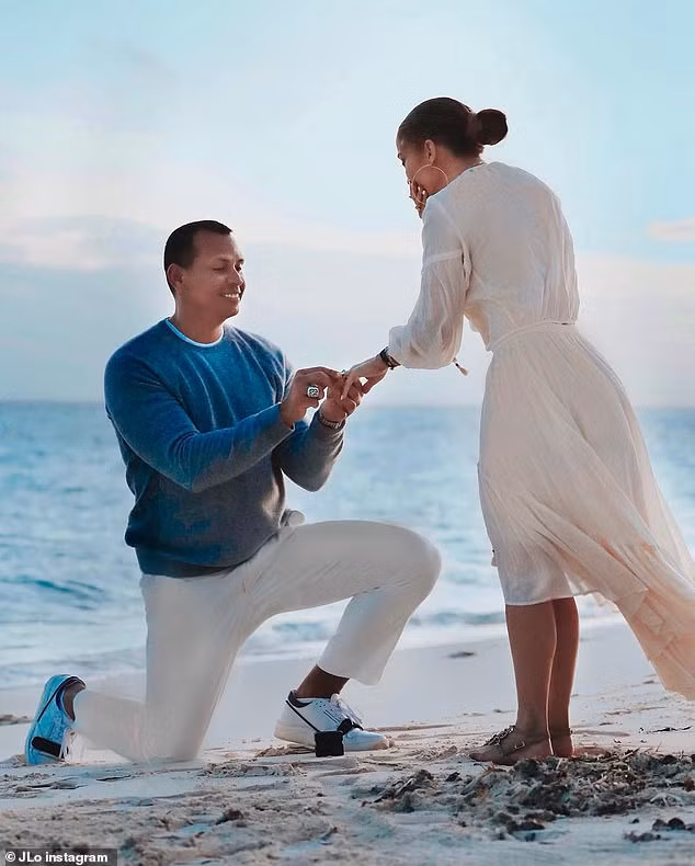 Jennifer Lopez chia sẻ khoảnh khắc bạn trai quỳ cầu hôn trên bãi biển ảnh 2