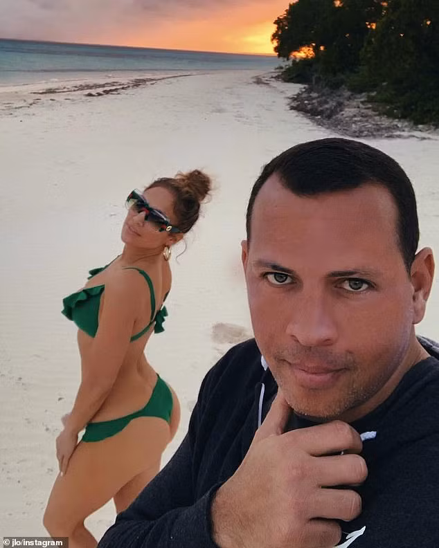 Jennifer Lopez chia sẻ khoảnh khắc bạn trai quỳ cầu hôn trên bãi biển ảnh 7
