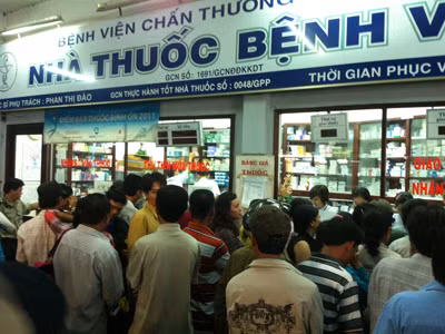 Người bệnh sẽ gặp khó khi giá thuốc và viện phí cùng nhau song hành. Ảnh L.N
