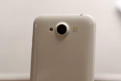 Camera sau 8 megapixel cùng flash, hỗ trợ quay phim Full HD. Camera sau 8 megapixel cùng flash, hỗ trợ quay phim Full HD
