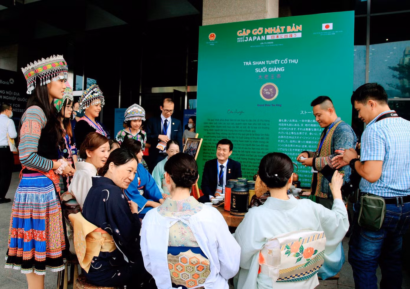 Biểu diễn pha trà Shan Tuyết cổ thụ Suối Giàng và giao lưu với hiệp hội trà đạo Nhật Bản