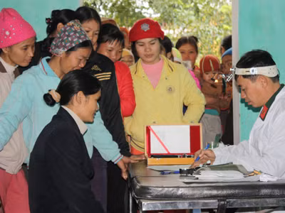 Bác sĩ Trạm y tế Nông - Lâm trường 196 (Đoàn KT - QP 338 - Quân khu 1) khám, chữa bệnh cho bà con dân bản. Bác sĩ Trạm y tế Nông - Lâm trường 196 (Đoàn KT - QP 338 - Quân khu 1) khám, chữa bệnh cho bà con dân bản