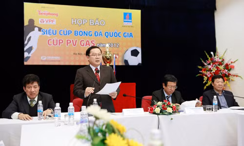 Ông Lê Xuân Sơn, TBT báo Tiền Phong, trưởng Ban Tổ chức trận Siêu Cúp Bóng đá Quốc gia-Cup PV Gas 2012 phát biểu tại buổi họp báo giới thiệu trận đấu