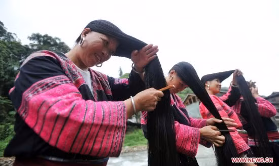 Có người tóc dài hơn 2 mét
