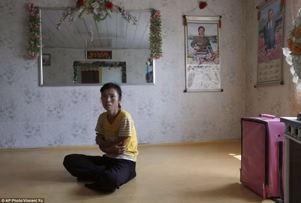Nữ nông dân O Yong Ae ngồi tại nhà ở Sariwon. Với những chính sách cải cách nông nghiệp mới, người nông dân hứa hẹn sẽ thu được nhiều lợi nhuận hơn