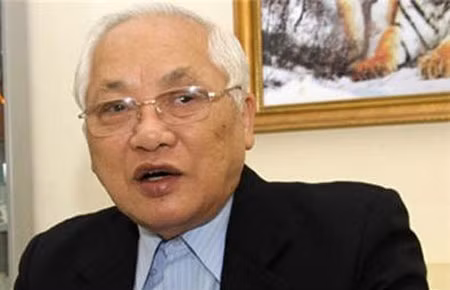 Ông Phạm Sĩ Liêm: "Để góp phần hạ thấp giá nhà, cần triệt tiêu, hoặc ít nhất là hạn chế chi phí “bôi trơn”. Cách tốt nhất là dùng chế độ dự trữ đất đai". Ông Phạm Sĩ Liêm: