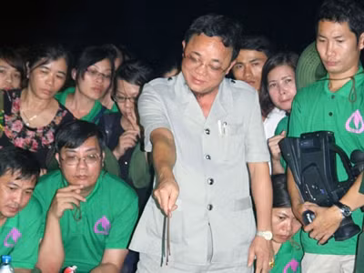 "Cậu Thủy" (nhà ngoại cảm rởm vừa bị bắt) đang "gọi" hồn tìm mộ liệt sĩ .