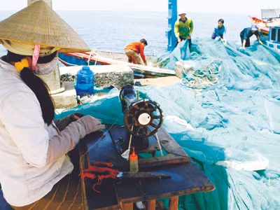 Người dân đảo Lý Sơn chuẩn bị lưới trước khi ra khơi. Ảnh: Hồng Vĩnh. Người dân đảo Lý Sơn chuẩn bị lưới trước khi ra khơi. Ảnh: Hồng Vĩnh