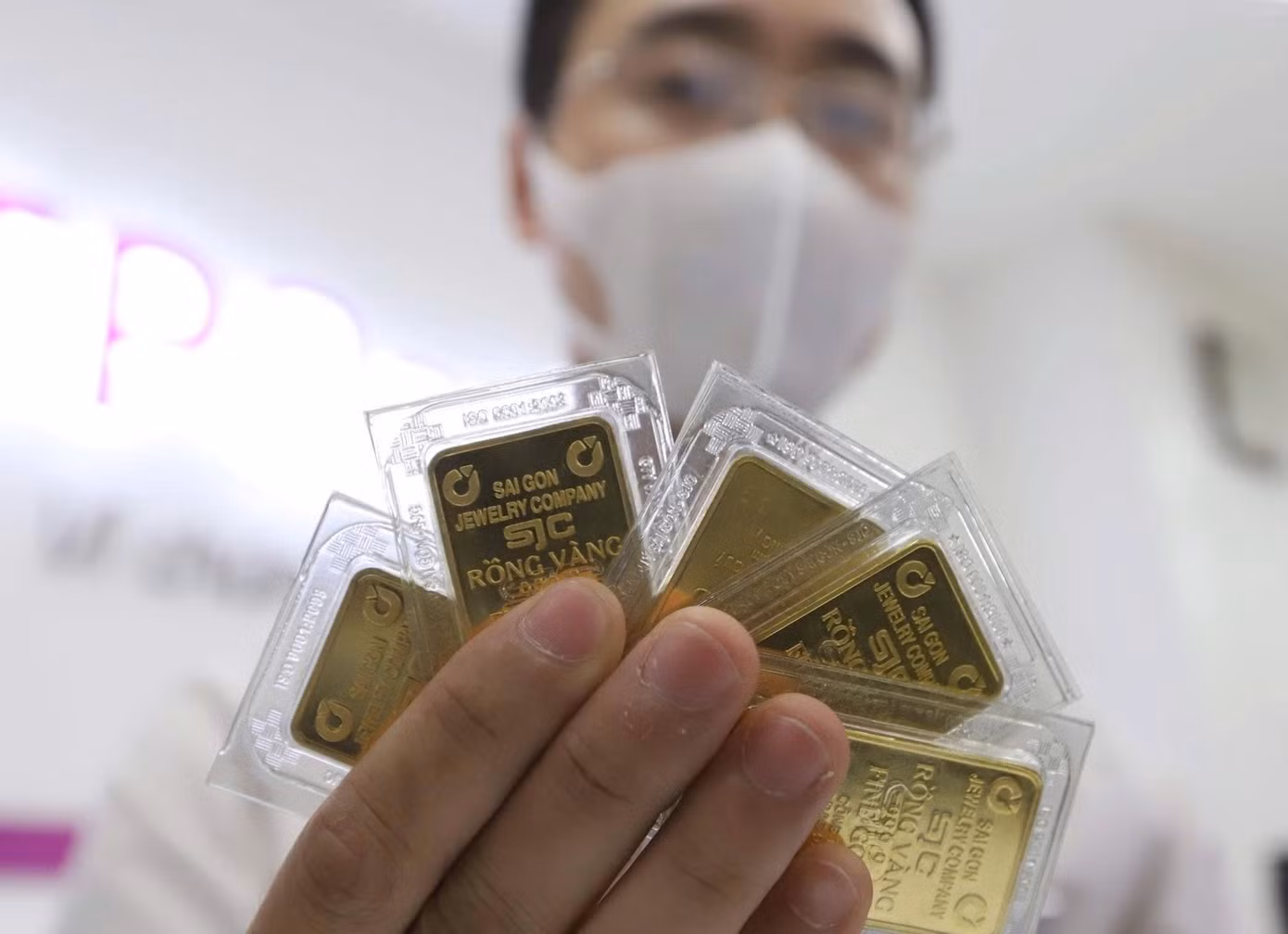 Giá vàng miếng SJC quay đầu giảm nhưng vẫn neo ở mức cao 120,5 triệu đồng/lượng (ảnh: Như Ý).