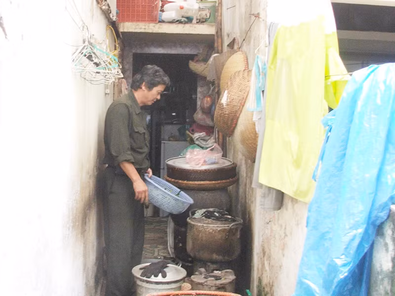 Người dân tại các khu chung cư cũ chưa biết khi nào được cải thiện nhà ở. Ảnh: Minh Tuấn