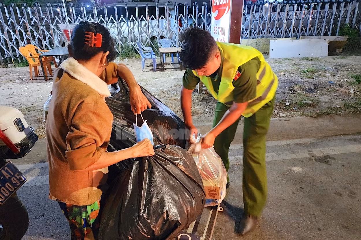Một người phụ nữ nhặt ve chai xúc động. Ảnh: Kim Hà.