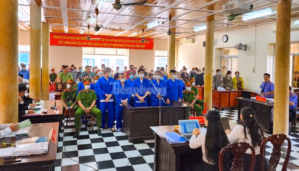62 bị cáo trong đường dây số lô, số đề tại phiên toà. Ảnh: Kim Hà.