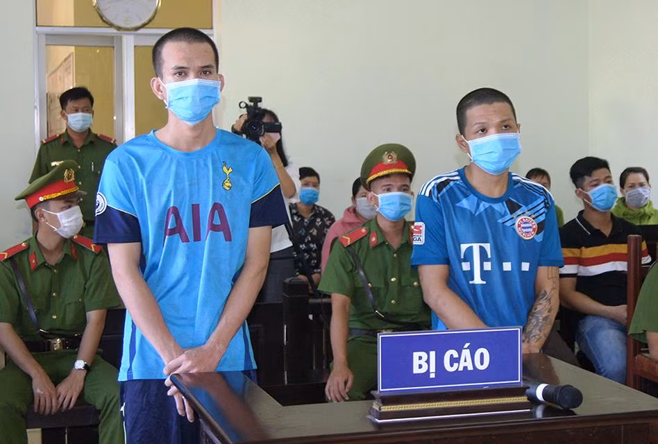 Bị cáo Điền và Đạt tại phiên toà. Bị cáo Điền và Đạt tại phiên toà.