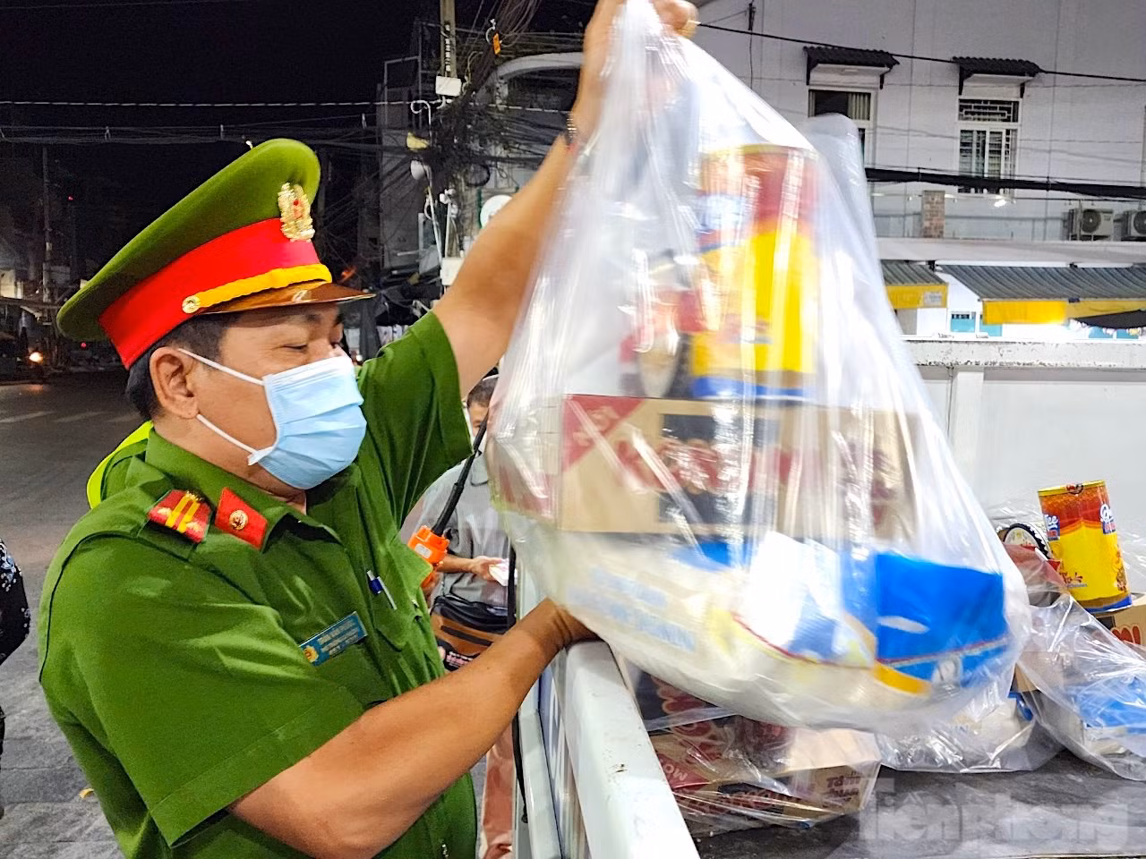 Đợt này, Công an TP Long Xuyên trao hơn 100 phần quà gồm: Gạo, mì, bánh mứt,... cho những người khó khăn là cựu chiến binh, gia đình trẻ em có cha mẹ bị nhiễm COVID-19 qua đời hoặc cha mẹ bị tù tội,...Trong đó, có 50 phần quà do Tổ tuần tra kiểm soát dành tặng cho người nghèo khổ lang thang trên đường từ nguồn kinh phí của cán bộ chiến sĩ công an thành phố đóng góp và xã hội hóa. Ảnh: Kim Hà.