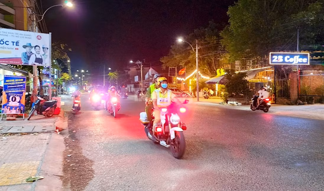 Cán bộ chiến sĩ Công an TP Long Xuyên, tỉnh An Giang "xuống đường" trong đêm, vừa thực hiện tuần tra kiểm soát an ninh trật tự trên địa bàn, vừa kết hợp trao quà Tết cho những cụ già neo đơn có hoàn cảnh khó khăn, sống lang thang, cơ nhỡ. Ảnh: Kim Hà.