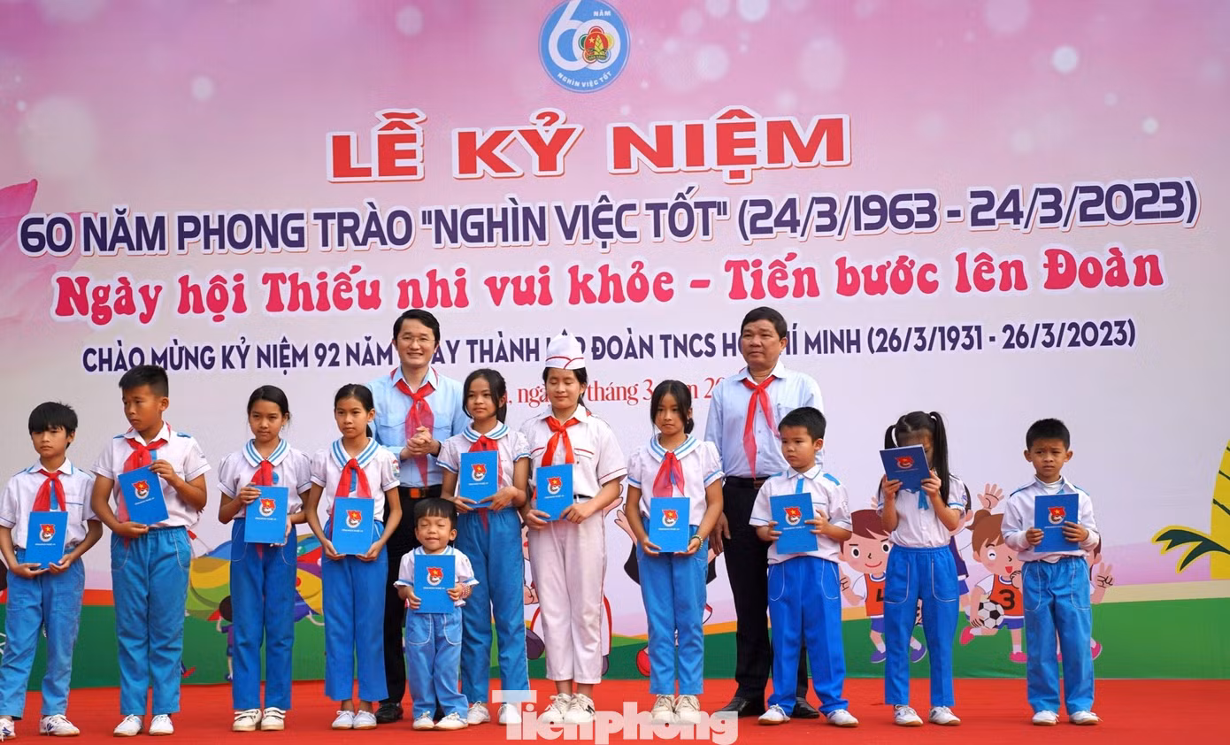 Dịp này, Hội đồng đội tỉnh Nghệ An đã tặng 10 suất quà cho 10 học sinh có hoàn cảnh khó khăn, vươn lên trong học tốt tại trường Tiểu học Làng Sen.