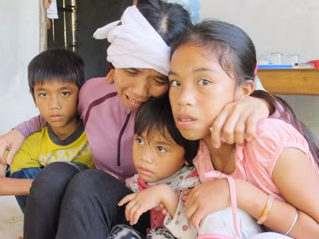 4 mẹ con chị Hoàng Thị Hoè ở thôn Chay ôm nhau khóc khi chồng là anh Trần Văn Trị bị chết trong rừng