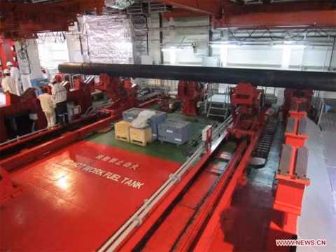 Bể chứa nhiên liệu của chiếc tàu có thể di chuyển liên tục 12.000 hải lý. Ảnh: Xinhua