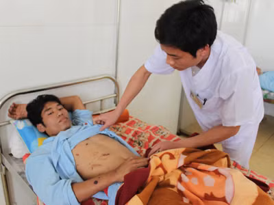Nạn nhân Bùi Hữu Nam, xã Hải Ninh, huyện Tĩnh Gia đang được điều trị tại Bệnh viện đa khoa huyện Tĩnh Gia