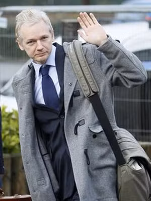 Ông Assange dừng vài giây trước cửa tòa án hôm 11-1 để các nhà báo chụp ảnh Ảnh: AP 