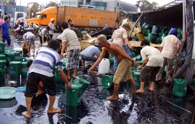 Nhiều người dân tranh thủ hôi của. Ảnh: Minh Hậu (Dân trí). Nhiều người dân tranh thủ hôi của. Ảnh: Minh Hậu (Dân trí)