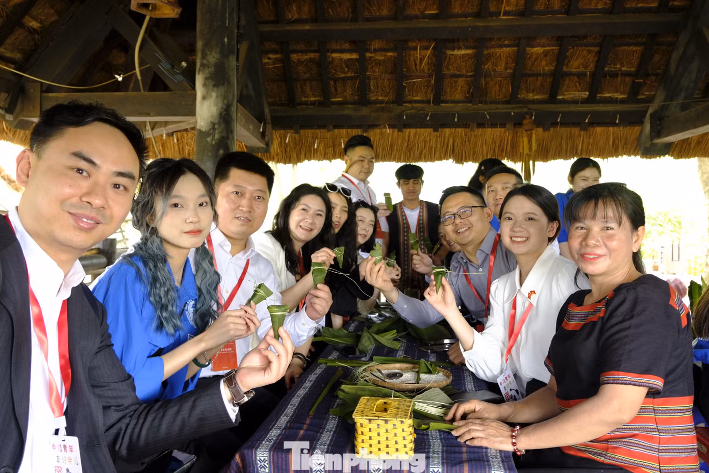 Đại biểu thanh niên Trung Quốc trải nghiệm phong tục gói bánh của người Xê đăng. Đại biểu thanh niên Trung Quốc trải nghiệm phong tục gói bánh của người Xê đăng.