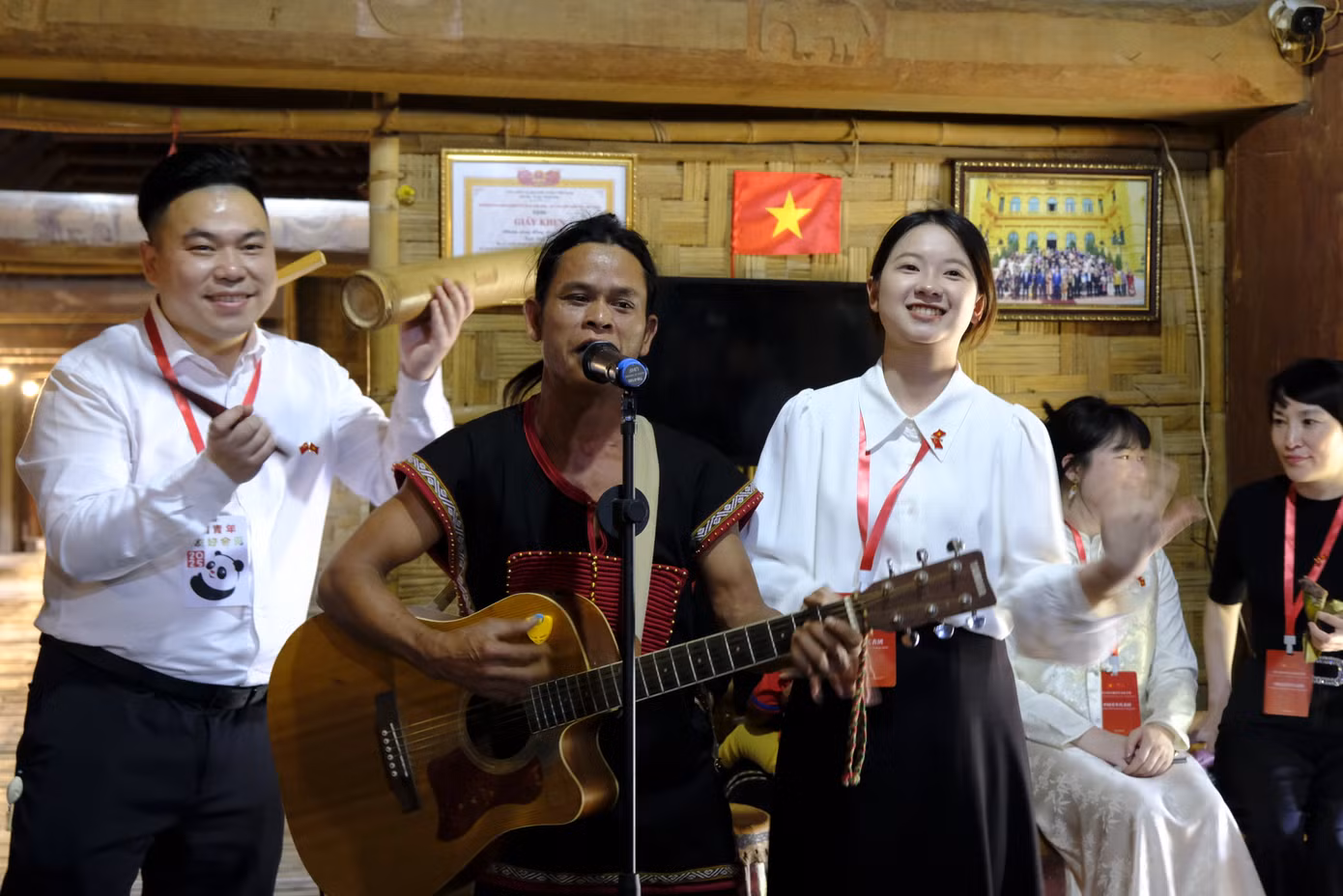 Đại biểu thanh niên Trung Quốc giao lưu âm nhạc cùng người Ê đê. Đại biểu thanh niên Trung Quốc giao lưu âm nhạc cùng người Ê đê.