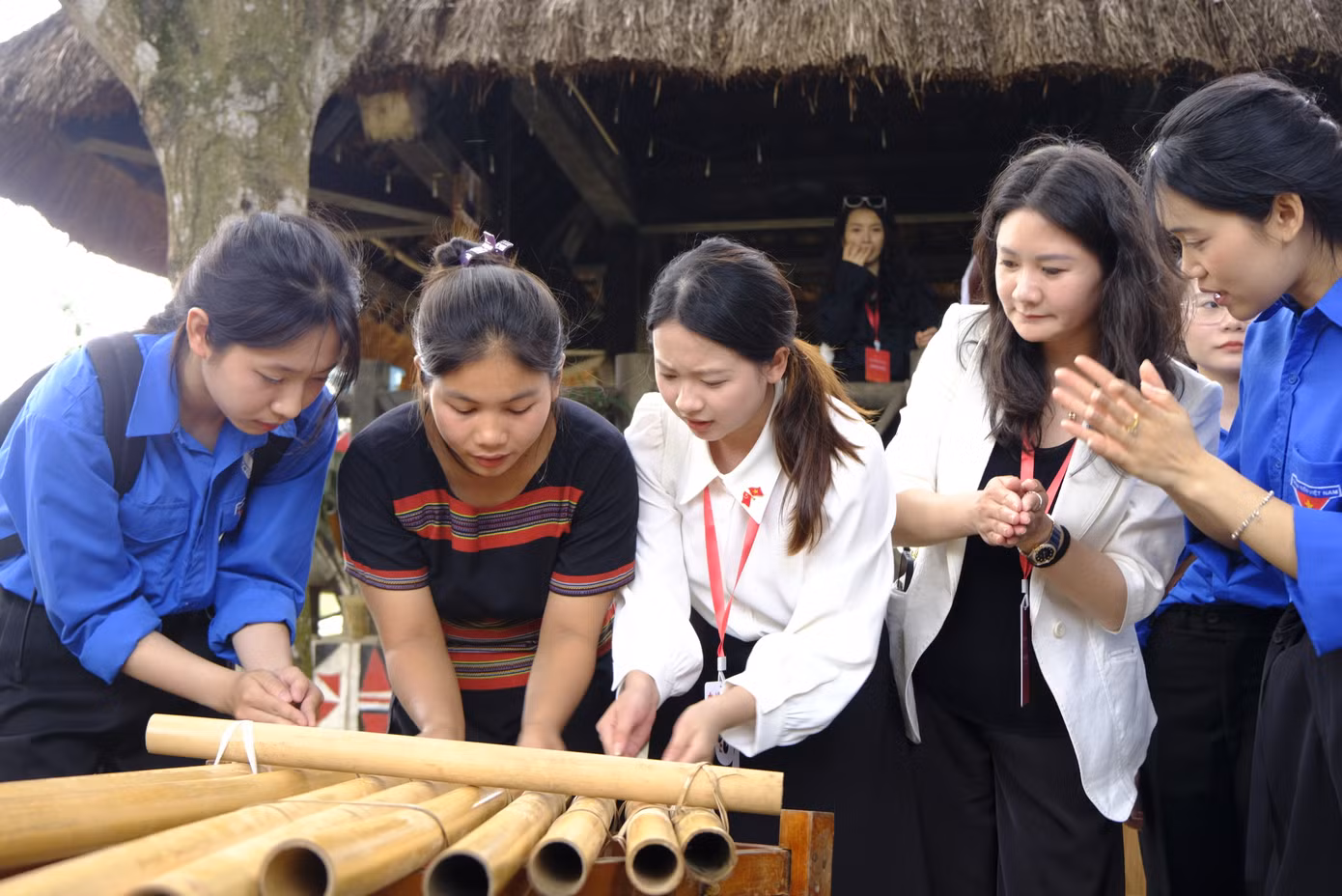 Thanh niên Trung Quốc giao lưu văn hóa, thưởng thức cà phê Buôn Ma Thuột tại Việt Nam.