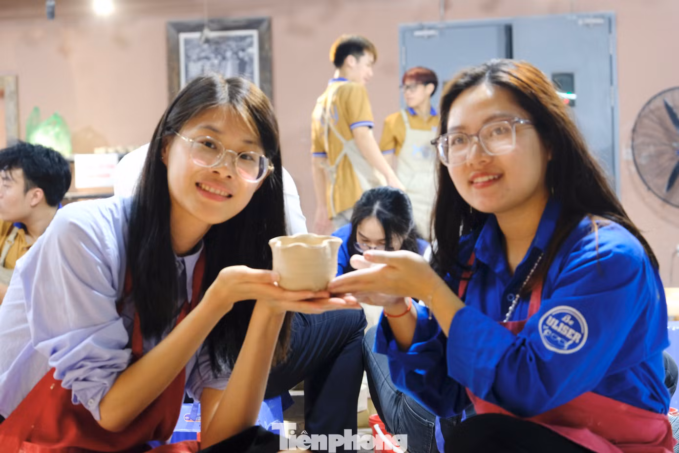 Thanh niên Trung Quốc và sinh viên tình nguyện Việt Nam cùng trải nghiệm nặn gốm. Thanh niên Trung Quốc và sinh viên tình nguyện Việt Nam cùng trải nghiệm nặn gốm.