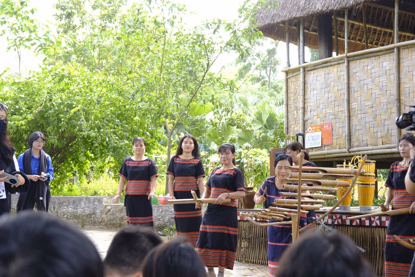Thanh niên Trung Quốc giao lưu văn hóa, thưởng thức cà phê Buôn Ma Thuột tại Việt Nam.