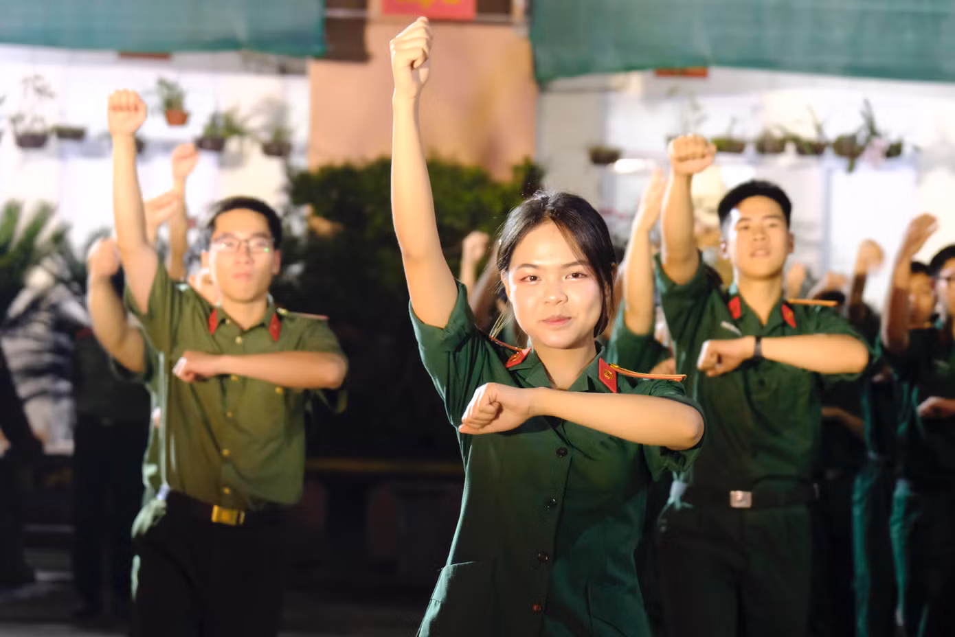 Học viên biểu diễn tại lửa trại. Học viên biểu diễn tại lửa trại.