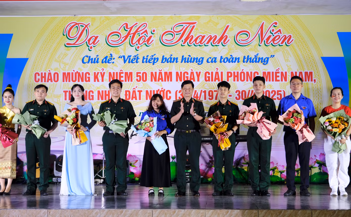 Lãnh đạo Học viện Quân y tặng hoa cho các đơn vị trong và ngoài học viện. Lãnh đạo Học viện Quân y tặng hoa cho các đơn vị trong và ngoài học viện.
