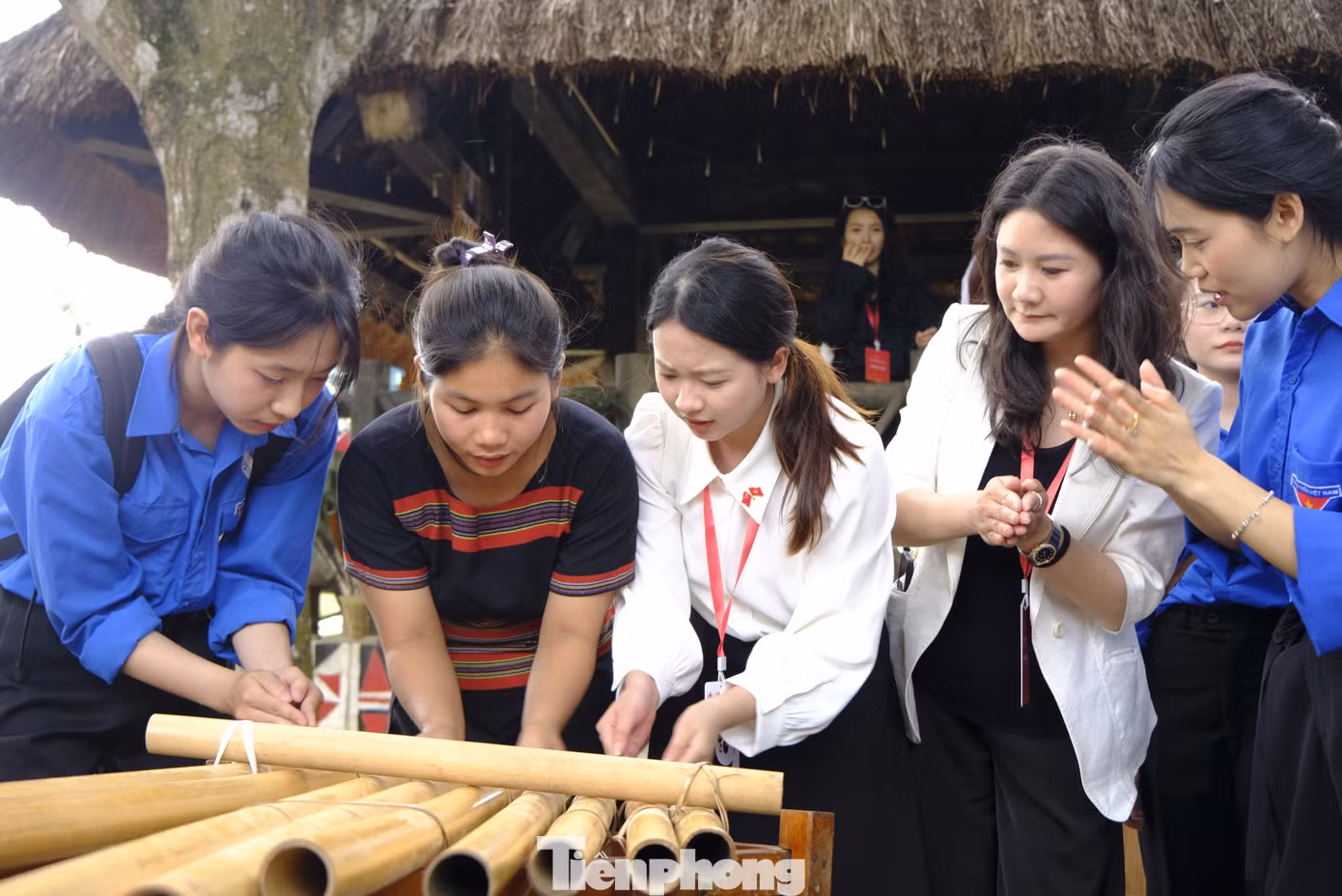 Đại biểu thanh niên Trung Quốc và tình nguyện viên Việt Nam cùng trải nghiệm đàn K'lông pút. Theo đó, đại biểu không chạm vào đàn, chỉ vỗ tay hoặc đập tay gần miệng ống, luồng không khí tạo ra sẽ kích thích âm thanh phát ra từ ống tre. Ảnh: Châu Linh Đại biểu thanh niên Trung Quốc và tình nguyện viên Việt Nam cùng trải nghiệm đàn K'lông pút. Theo đó, đại biểu không chạm vào đàn, chỉ vỗ tay hoặc đập tay gần miệng ống, luồng không khí tạo ra sẽ kích thích âm thanh phát ra từ ống tre. Ảnh: Châu Linh