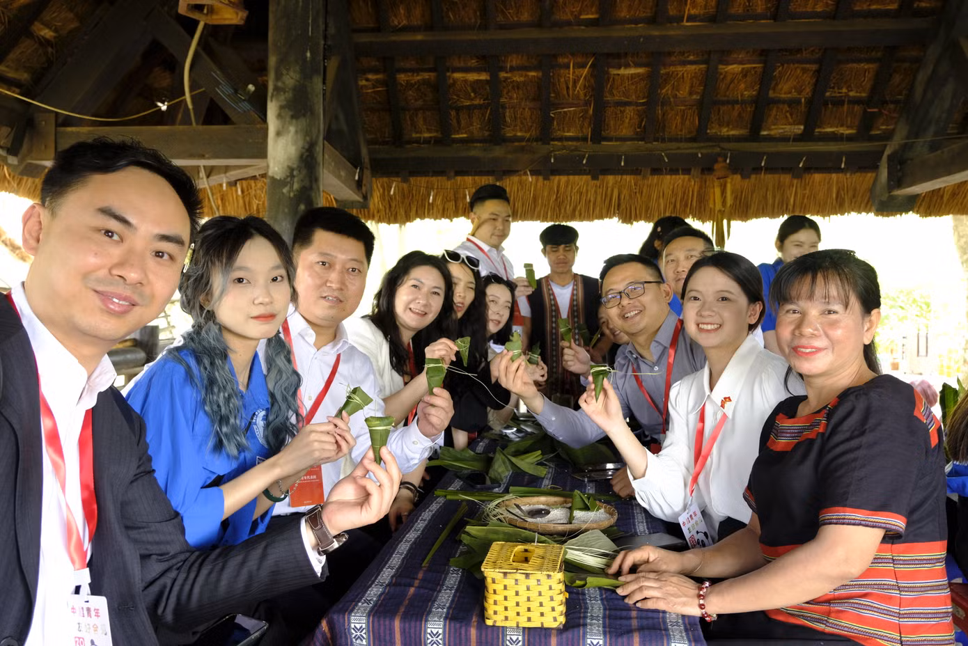 Thanh niên Trung Quốc giao lưu văn hóa, thưởng thức cà phê Buôn Ma Thuột tại Việt Nam.