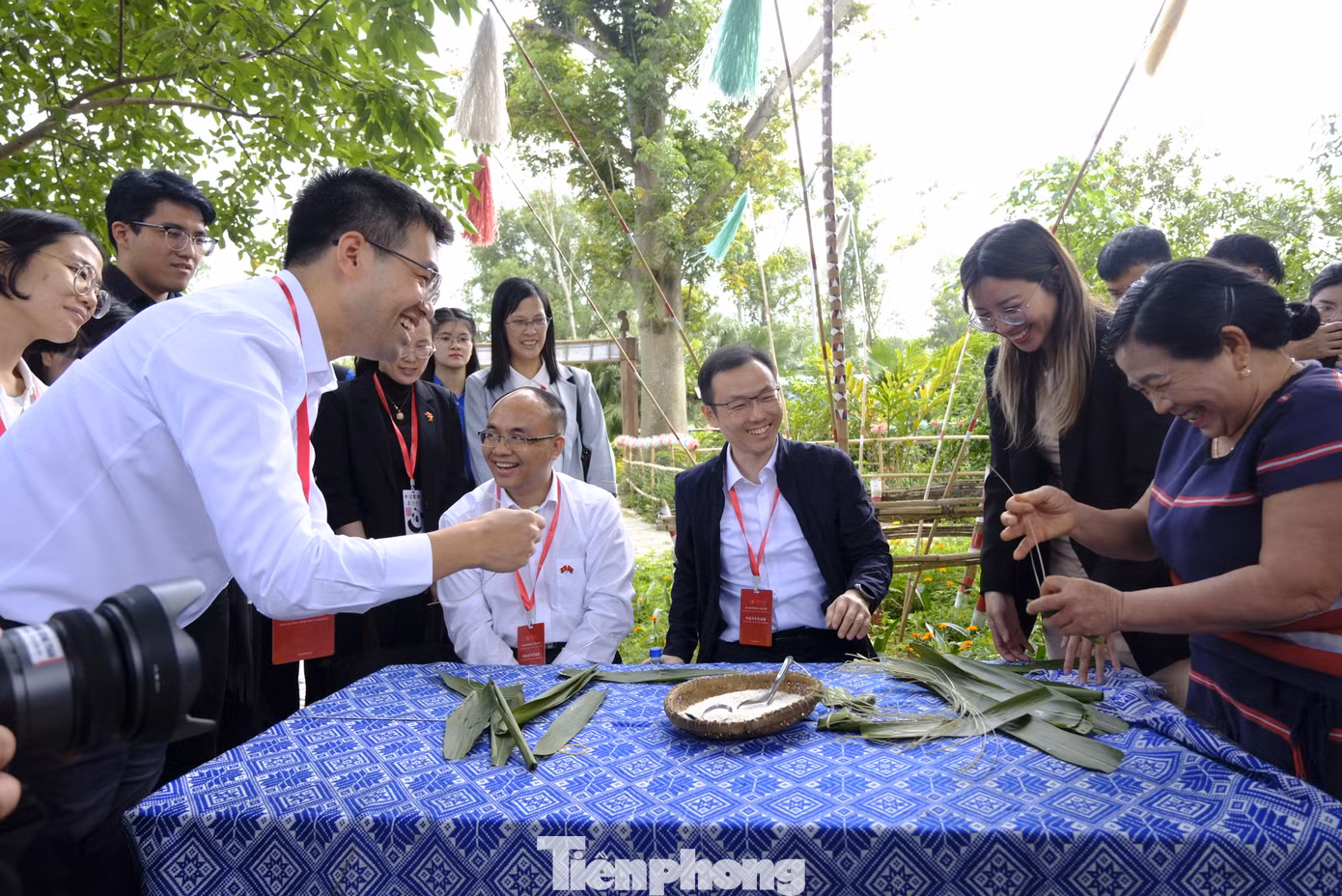 Nhiều đại biểu Trung Quốc bày tỏ niềm vui, thích thú, hào hứng trải nghiệm các văn hoá đặc trưng của mỗi dân tộc Việt Nam. Nhiều đại biểu Trung Quốc bày tỏ niềm vui, thích thú, hào hứng trải nghiệm các văn hoá đặc trưng của mỗi dân tộc Việt Nam.