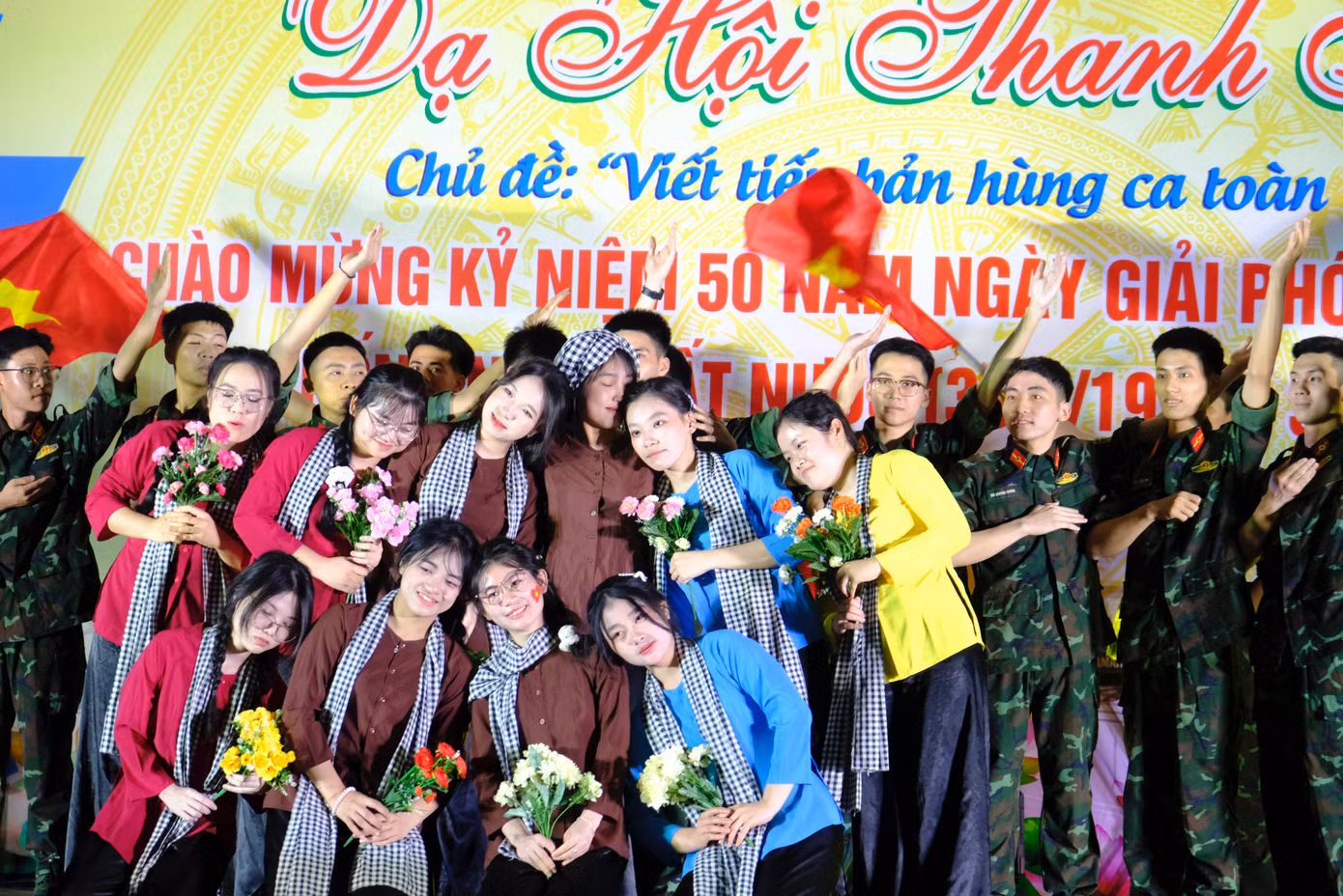 Ca khúc Đất nước trọn niềm vui một lần nữa được thể hiện bởi những học viên mang trong mình sức trẻ nguyện viết tiếp bản hùng ca toàn thắng. Ca khúc Đất nước trọn niềm vui một lần nữa được thể hiện bởi những học viên mang trong mình sức trẻ nguyện viết tiếp bản hùng ca toàn thắng.
