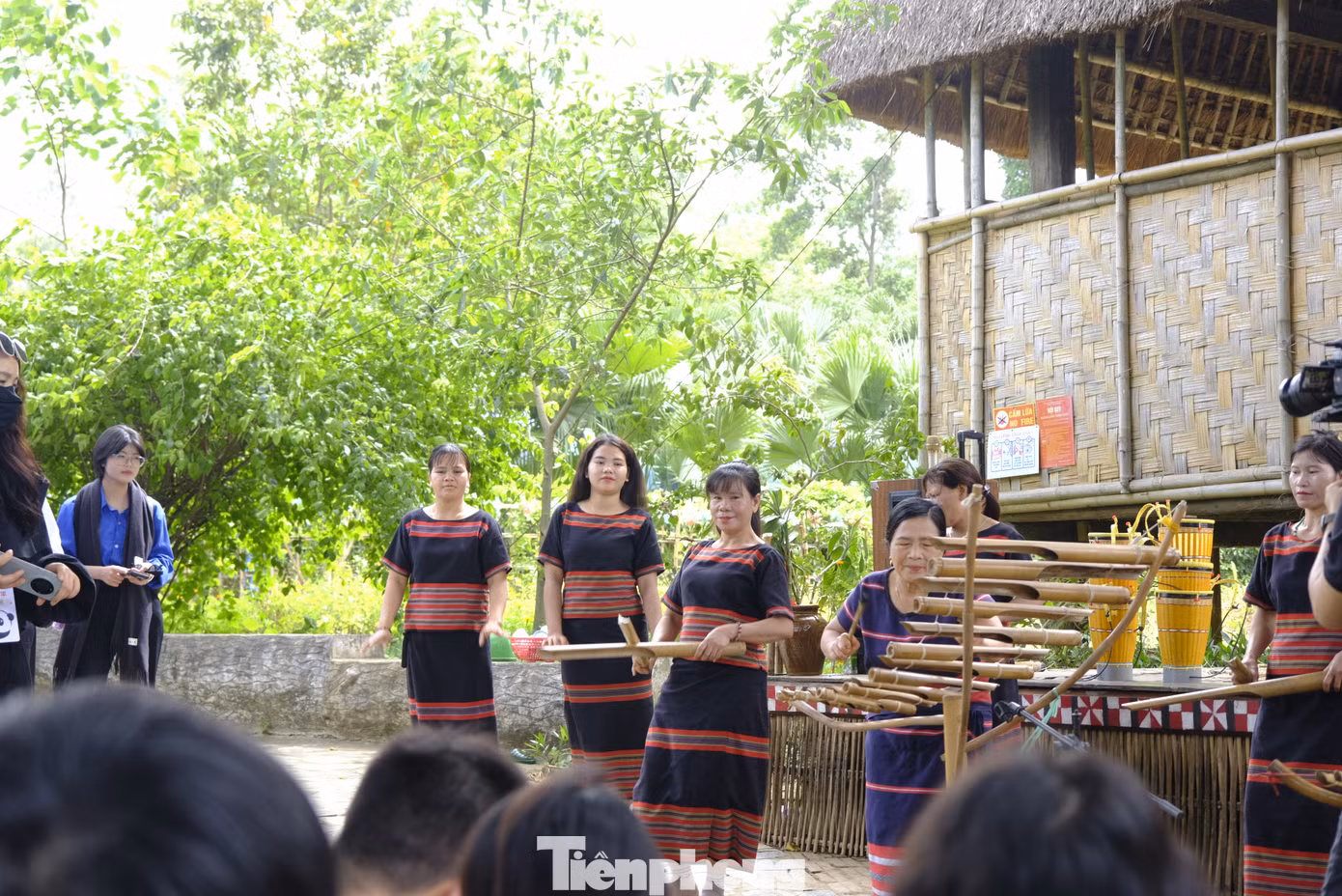 Làng Văn hóa - Du lịch các dân tộc Việt Nam tái hiện, gìn giữ, phát huy và khai thác di sản văn hóa truyền thống của 54 dân tộc Việt Nam. Đây là dịp các đại biểu có cơ hội tìm hiểu, giao lưu, trải nghiệm văn hóa các dân tộc Việt Nam. Ảnh: Châu Linh Làng Văn hóa - Du lịch các dân tộc Việt Nam tái hiện, gìn giữ, phát huy và khai thác di sản văn hóa truyền thống của 54 dân tộc Việt Nam. Đây là dịp các đại biểu có cơ hội tìm hiểu, giao lưu, trải nghiệm văn hóa các dân tộc Việt Nam. Ảnh: Châu Linh