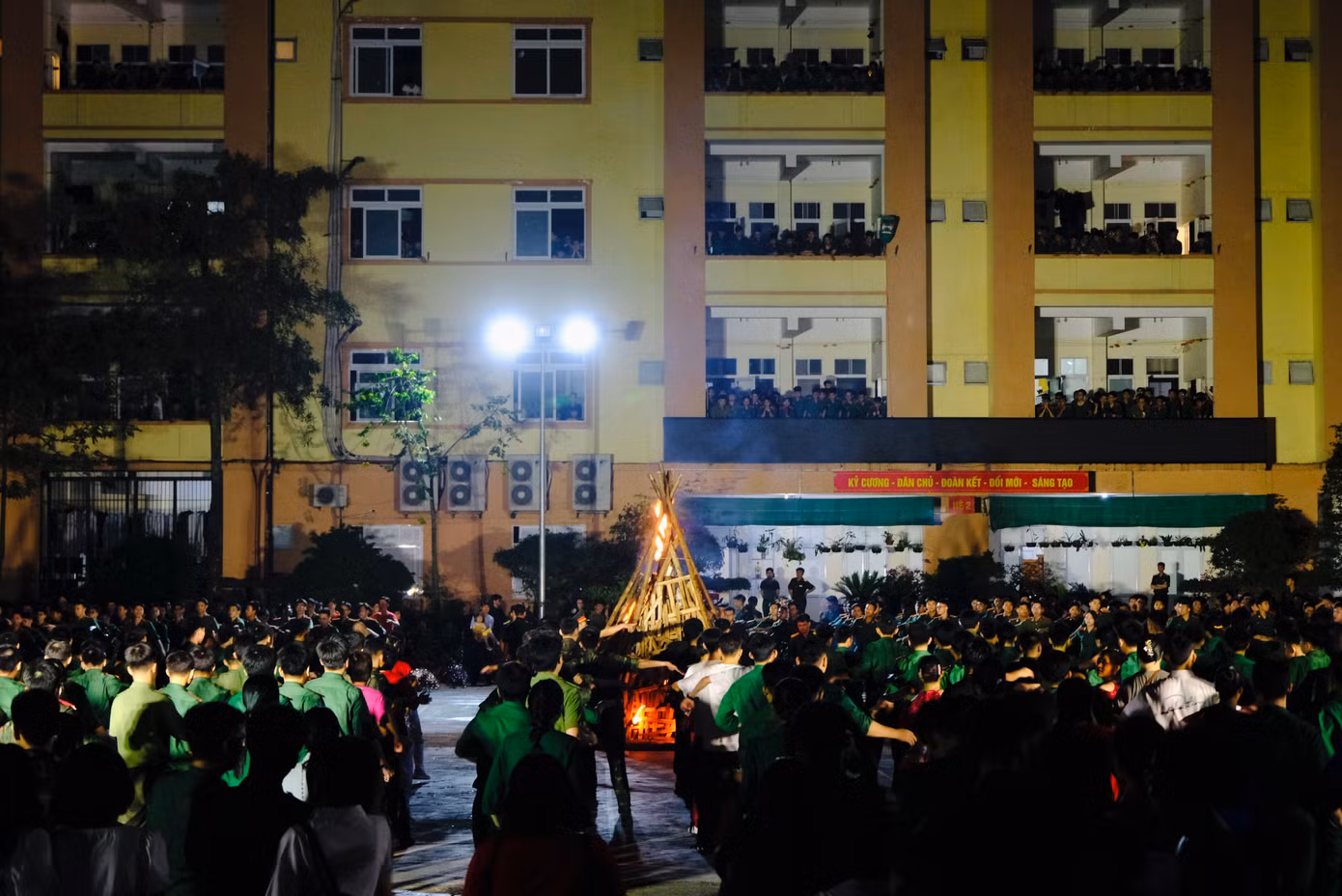 Đêm lửa trại diễn ra với sự tham gia của đông đảo học viên, chiến sĩ của Học viện với các phần biểu diễn truyền thống. Đêm lửa trại diễn ra với sự tham gia của đông đảo học viên, chiến sĩ của Học viện với các phần biểu diễn truyền thống.