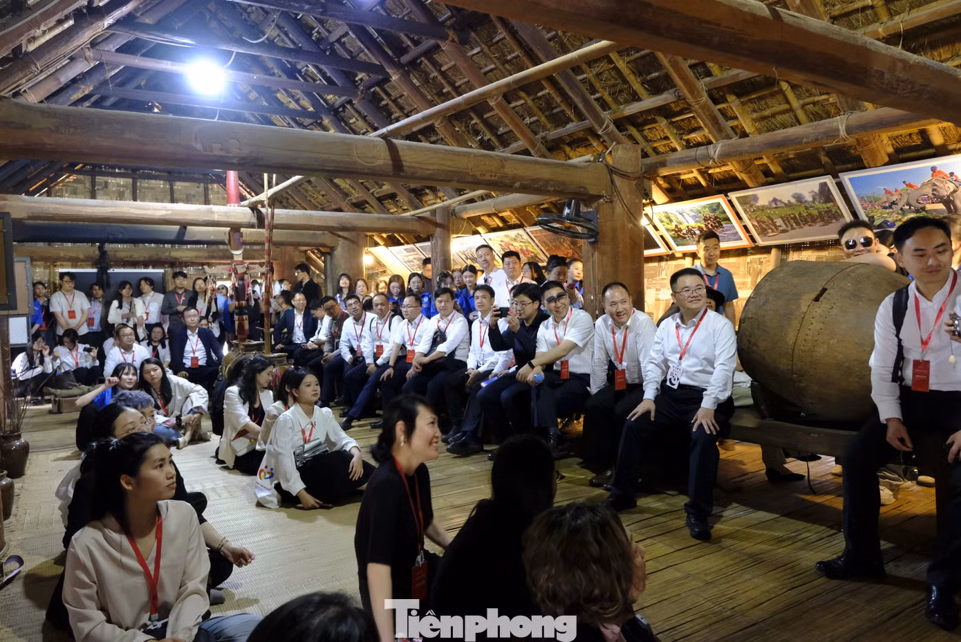 Tham quan, thưởng thức cà phê, âm nhạc tại nhà dài của người Ê đê. Tham quan, thưởng thức cà phê, âm nhạc tại nhà dài của người Ê đê.