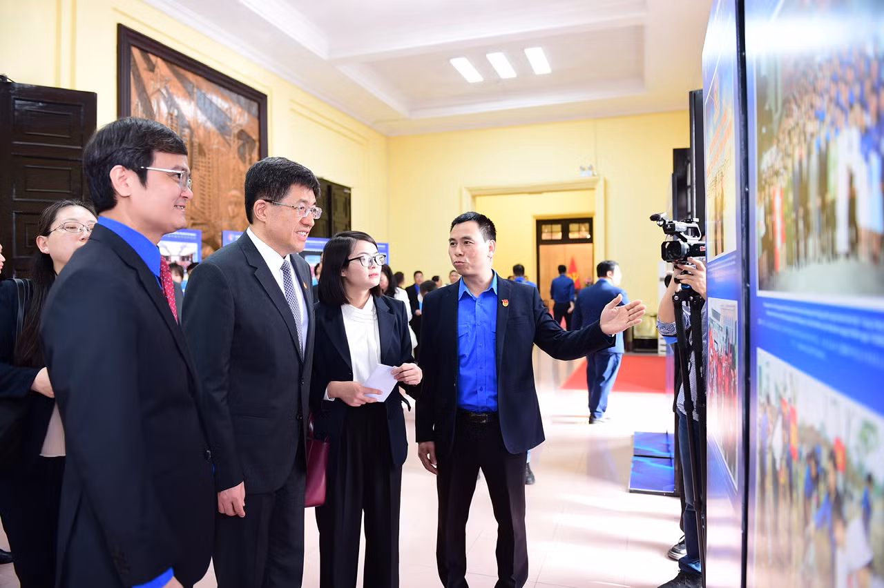 Các đại biểu tham quan triển lãm tại chương trình. Các đại biểu tham quan triển lãm tại chương trình.