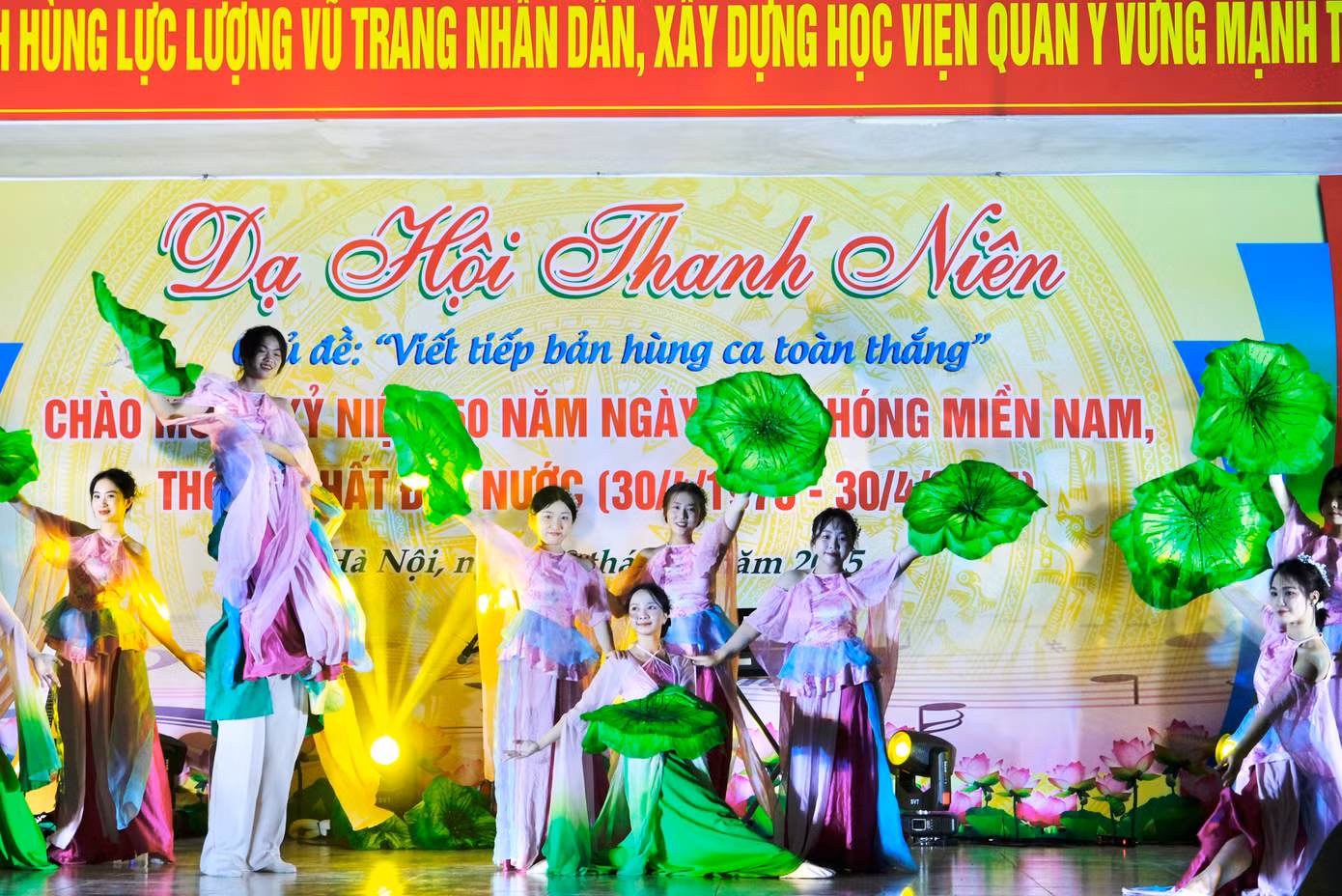 Những nữ sinh duyên dáng, uyển chuyển. Những nữ sinh duyên dáng, uyển chuyển.