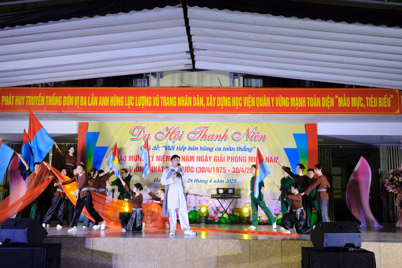 Học viên, chiến sĩ của Học viện biểu diễn tiết mục văn nghệ đặc sắc hướng đến chào mừng kỷ niệm 50 năm ngày giải phóng miền Nam, thống nhất đất nước. Học viên, chiến sĩ của Học viện biểu diễn tiết mục văn nghệ đặc sắc hướng đến chào mừng kỷ niệm 50 năm ngày giải phóng miền Nam, thống nhất đất nước.