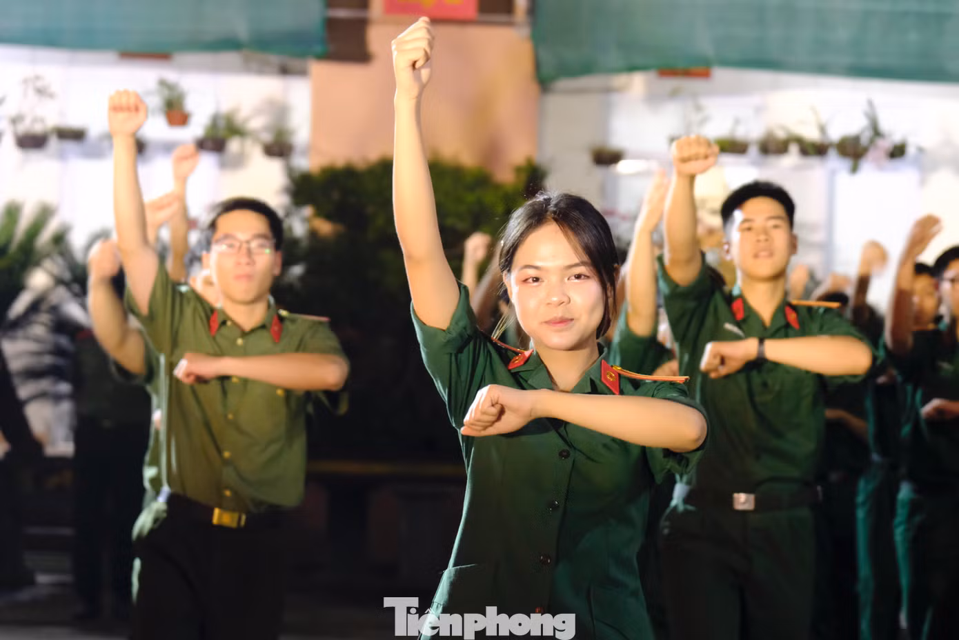 Học viên biểu diễn tại lửa trại.