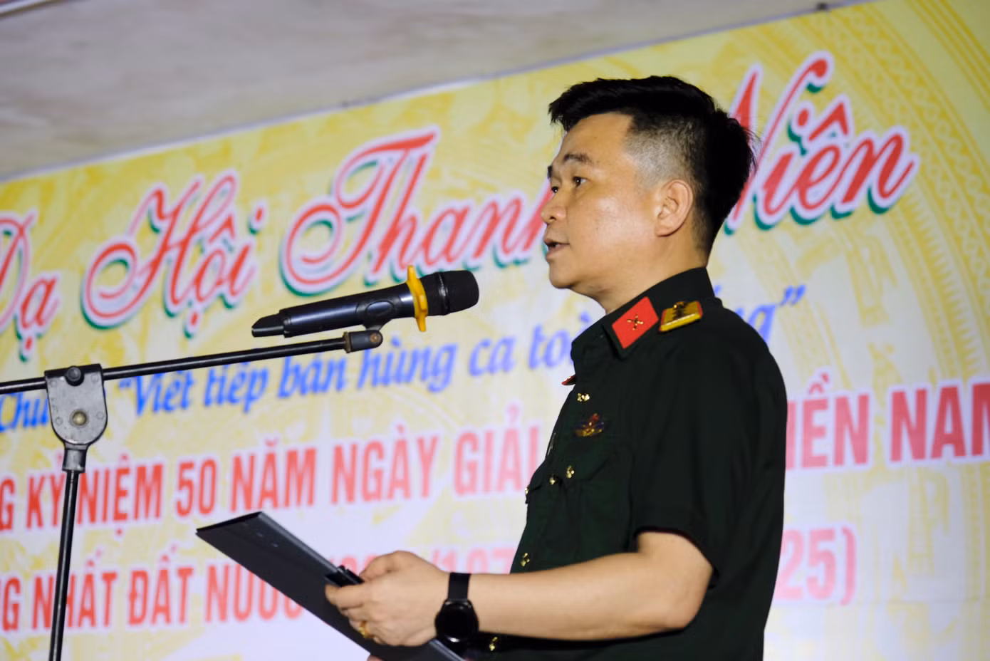 Thượng tá Vũ Quyết Thắng - Phó Chủ nhiệm Chính trị Học viện Quân y phát biểu tại chương trình. Ảnh: Châu Linh Thượng tá Vũ Quyết Thắng - Phó Chủ nhiệm Chính trị Học viện Quân y phát biểu tại chương trình. Ảnh: Châu Linh
