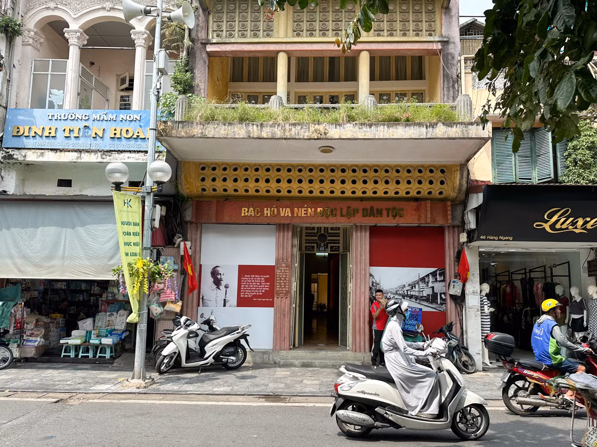 Nhà 48 Hàng Ngang là nơi Chủ tịch Hồ Chí Minh viết bản Tuyên ngôn độc lập, khai sinh ra nước Việt Nam Dân chủ Cộng hòa thuộc phường Hàng Đào (quận Hoàn Kiếm, Hà Nội). Đây cũng là nơi đầu tiên Chủ tịch Hồ Chí Minh đã ở trong những ngày đầu trở về Hà Nội và ra những quyết định có ý nghĩa lịch sử quan trọng đối với dân tộc Việt Nam.