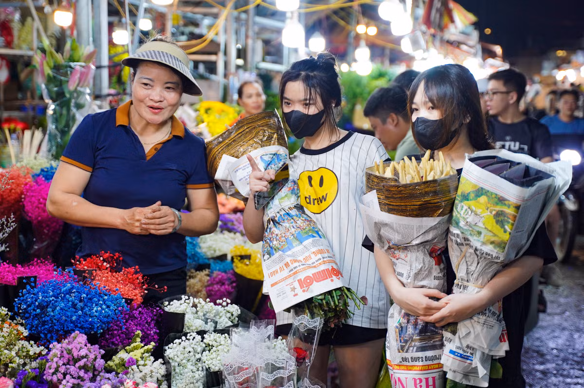 Chị Nguyễn Thị Duyên, chủ sạp hoa tại chợ Quảng Bá chia sẻ: “Năm nay lượng khách đến đây rất đông, đa số là các bạn trẻ. Hiện tại gần dịp lễ 20/10 nhưng tôi vẫn bán với giá gần như giống ngày bình thường, không tăng quá nhiều".
