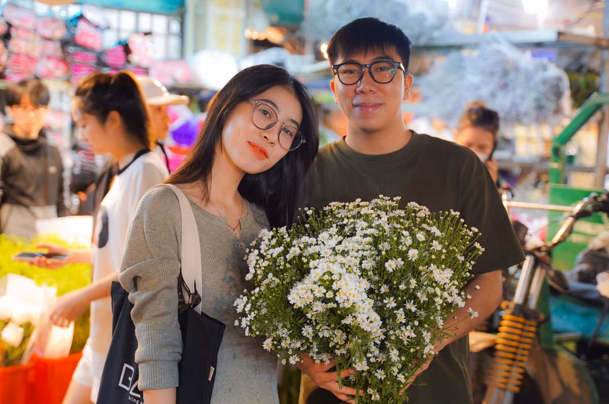 Anh Trí Vinh (Mỹ Đình, thành phố Hà Nội) tranh thủ cùng người yêu đi chợ hoa Quảng Bá trước ngày 20/10 để tránh đông. Tại đây, anh chọn được một bó cúc hoạ mi với giá 80 nghìn. "Không khí chợ hoa đêm tại Thủ đô lúc nào cũng náo nhiệt, trở thành nét đặc trưng không thể thiếu mỗi dịp lễ, đặc biệt là ngày dành cho các chị em phụ nữ. Giá hoa có phần cao hơn ngày thường một chút nhưng cũng ổn vì lễ mà", anh Vinh nói thêm.