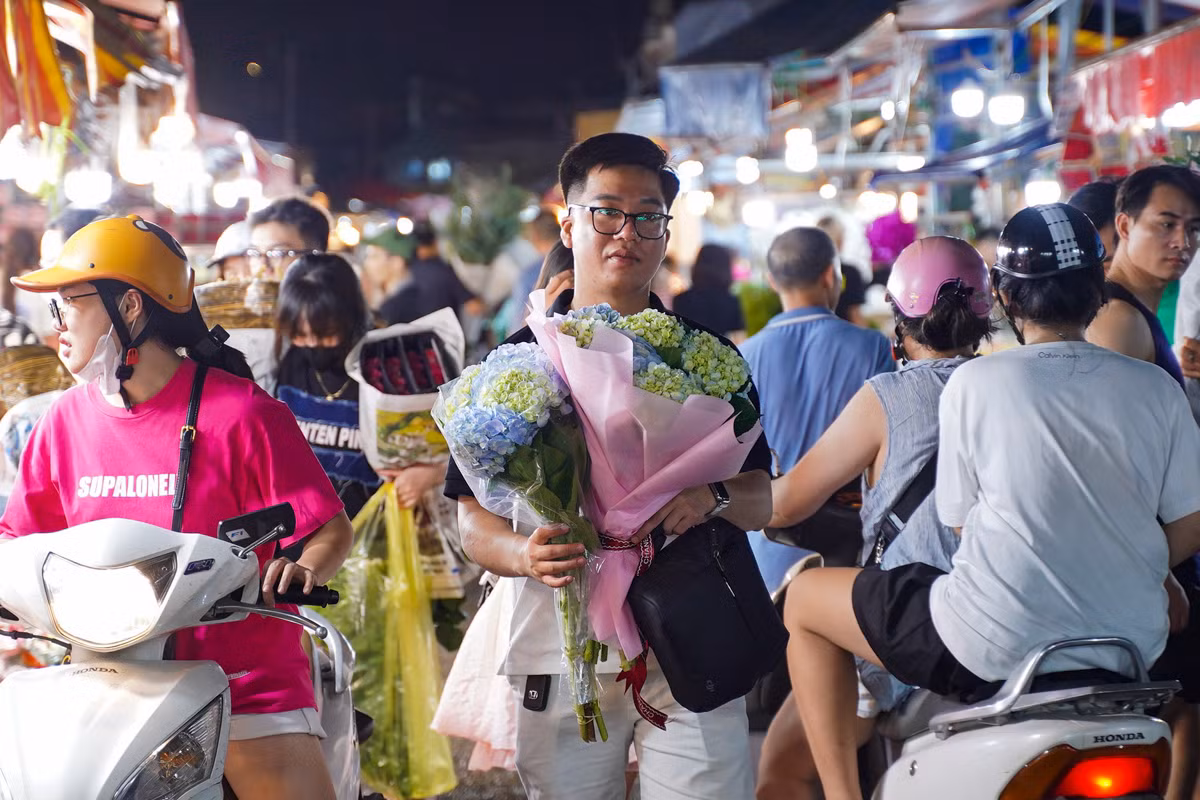 Cánh mày râu háo hức đi mua hoa.